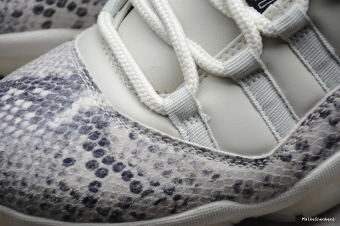 MaikeSneakers Light Jordan Snake Bone Air CD6846-002 SE Low 11 0731